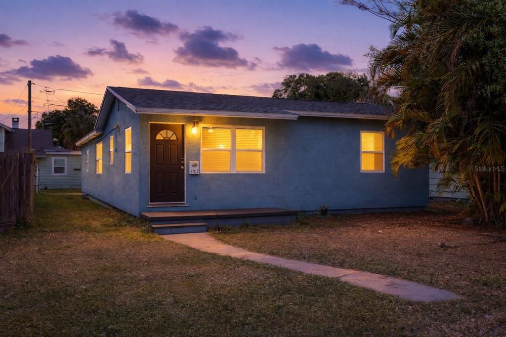 For Rent: $2,000 (2 beds, 1 baths, 828 Square Feet)