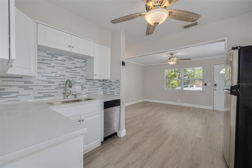 For Rent: $2,000 (2 beds, 1 baths, 828 Square Feet)