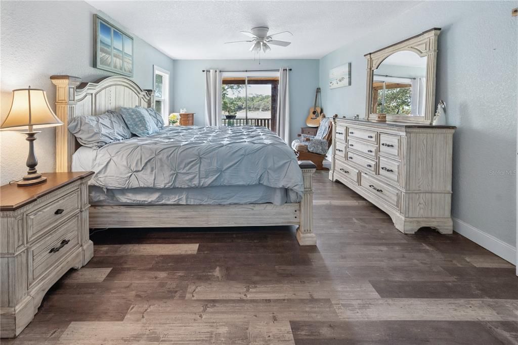 For Sale: $299,999 (3 beds, 2 baths, 1600 Square Feet)