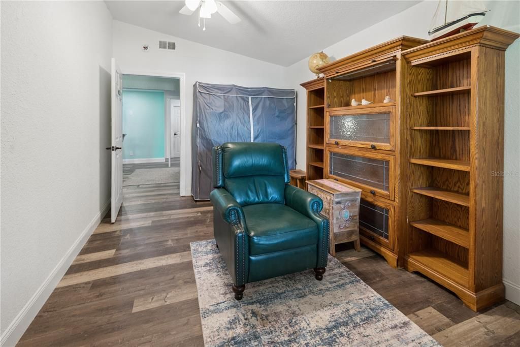 For Sale: $299,999 (3 beds, 2 baths, 1600 Square Feet)