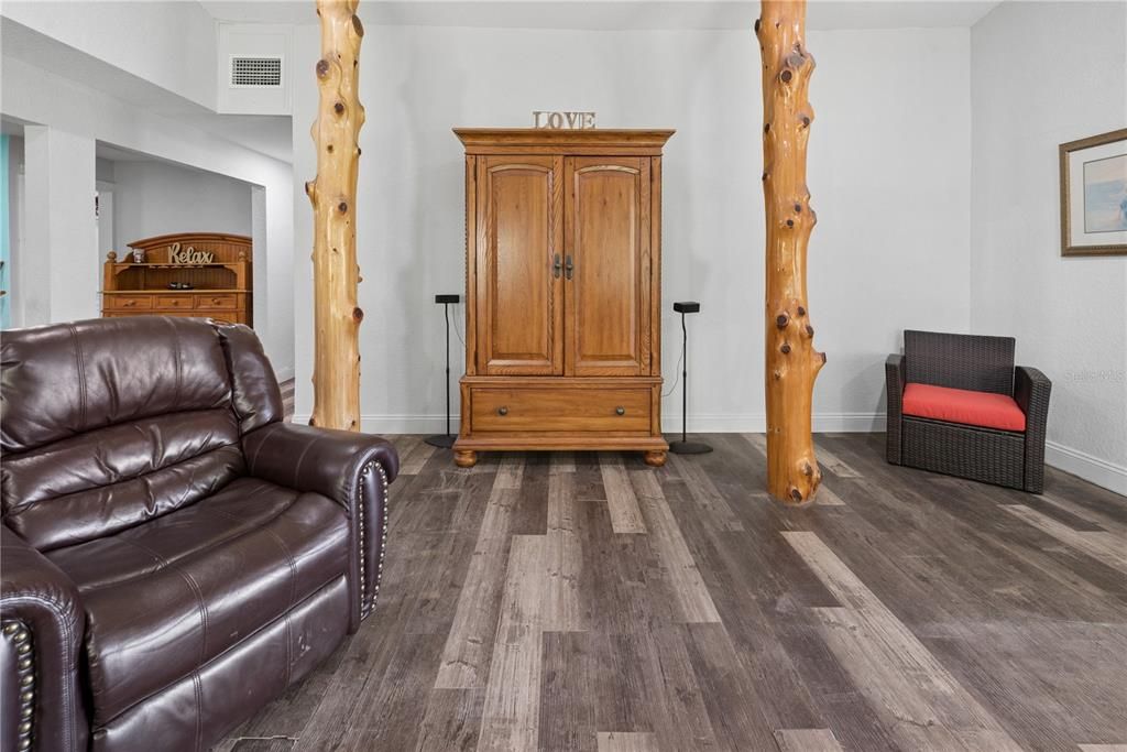 For Sale: $299,999 (3 beds, 2 baths, 1600 Square Feet)