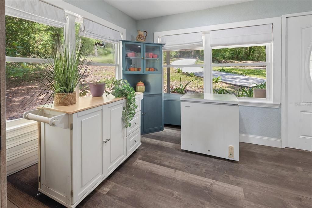 For Sale: $299,999 (3 beds, 2 baths, 1600 Square Feet)