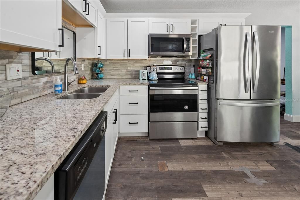 For Sale: $299,999 (3 beds, 2 baths, 1600 Square Feet)