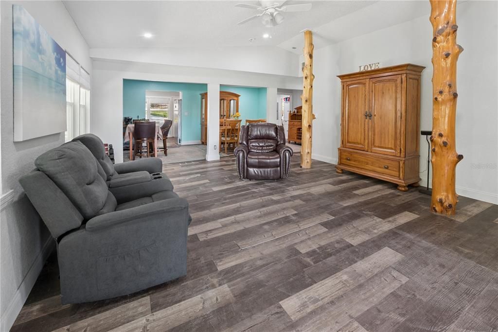 For Sale: $299,999 (3 beds, 2 baths, 1600 Square Feet)