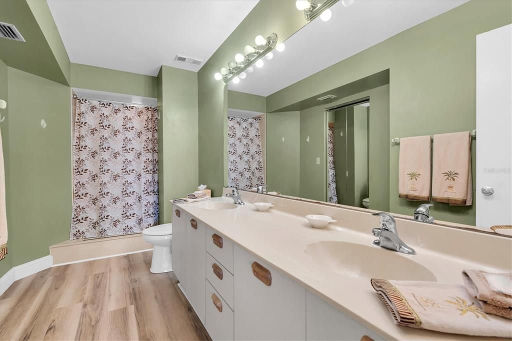 На продажу: $349,900 (2 спален, 2 ванн, 1145 Квадратных фут)
