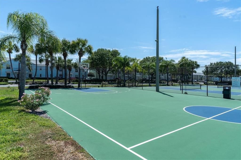 For Rent: $2,850 (2 beds, 1 baths, 720 Square Feet)