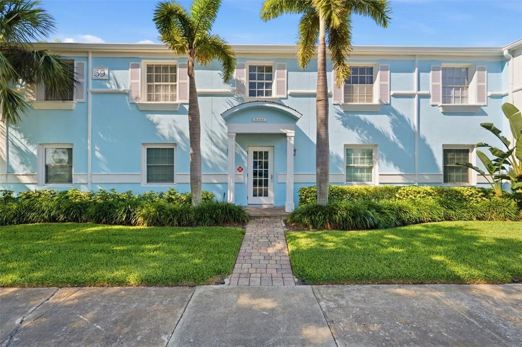 For Rent: $2,850 (2 beds, 1 baths, 720 Square Feet)