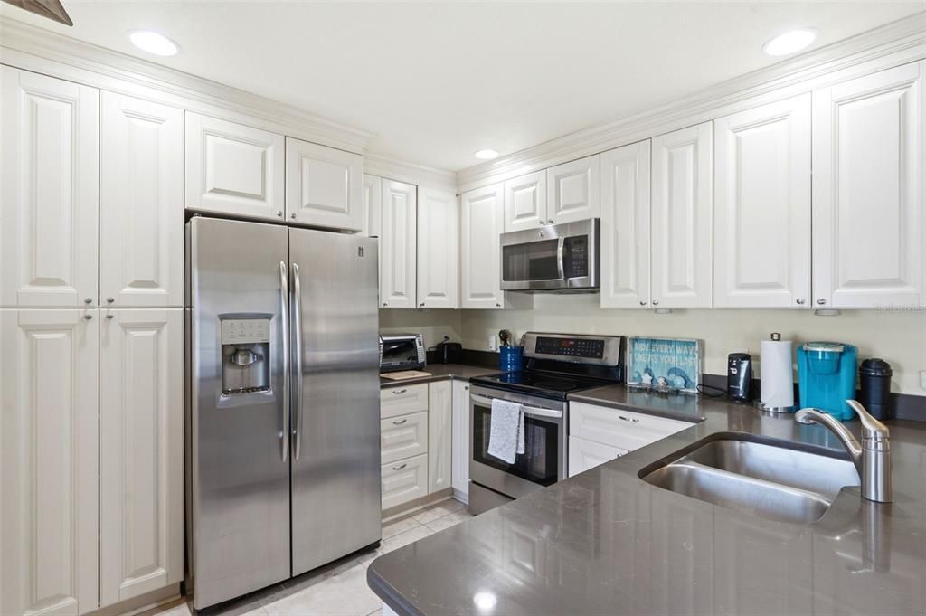 For Rent: $2,850 (2 beds, 1 baths, 720 Square Feet)