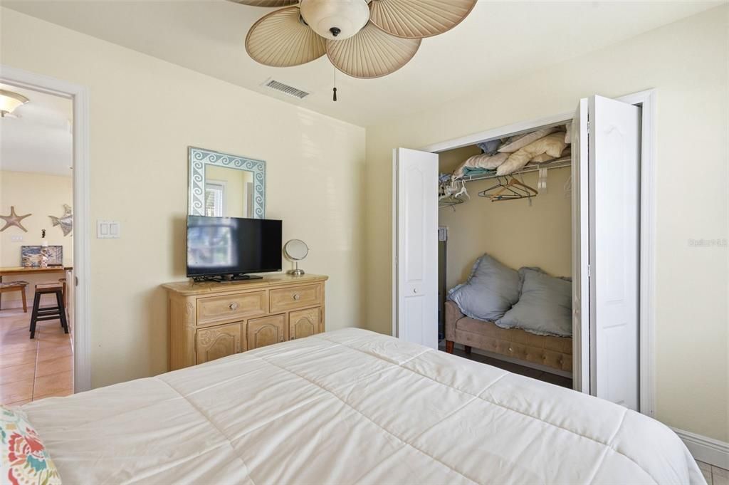 For Rent: $2,850 (2 beds, 1 baths, 720 Square Feet)