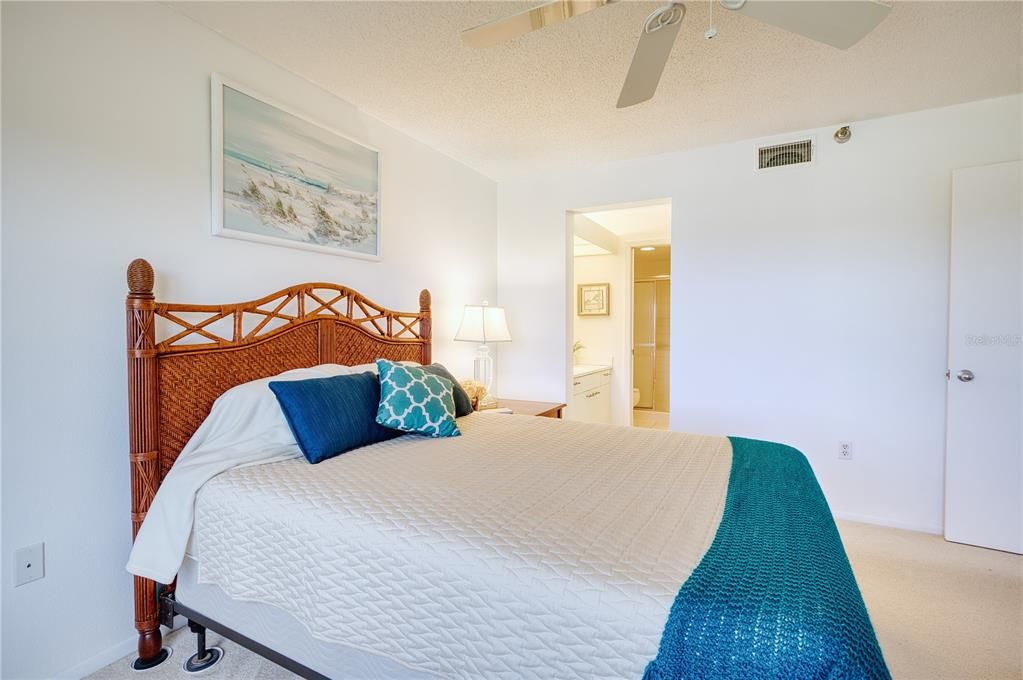 For Sale: $199,900 (2 beds, 2 baths, 1280 Square Feet)