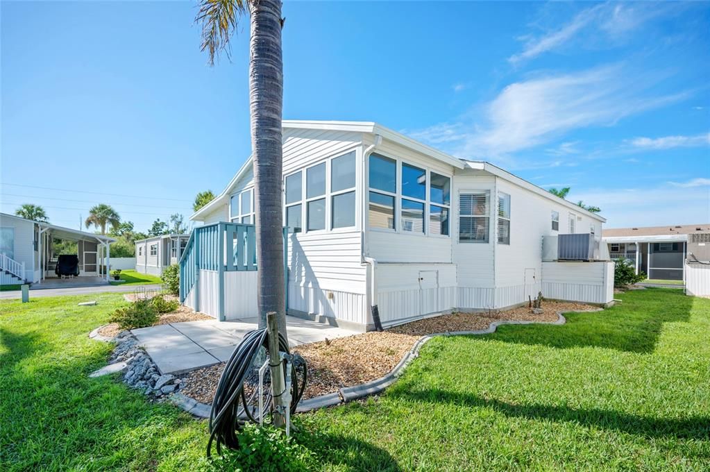 For Sale: $137,500 (2 beds, 2 baths, 1296 Square Feet)