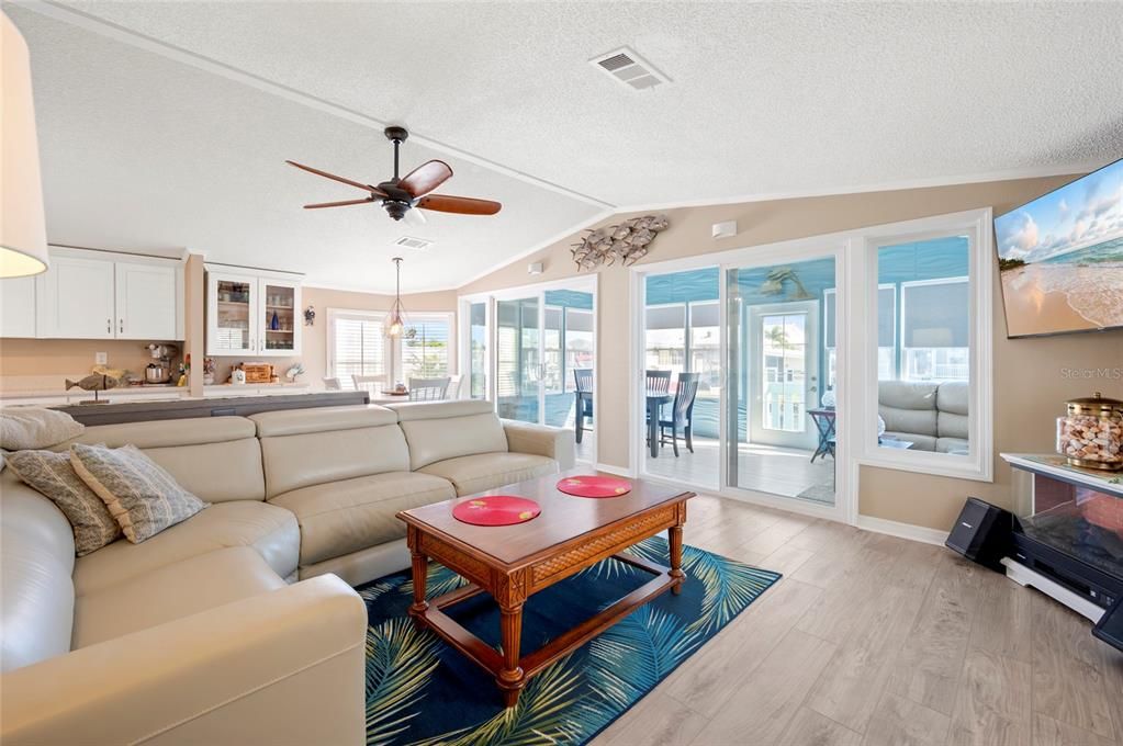 For Sale: $137,500 (2 beds, 2 baths, 1296 Square Feet)