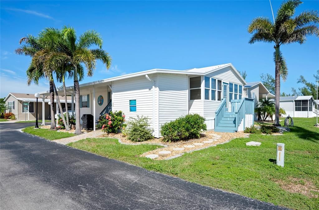 For Sale: $137,500 (2 beds, 2 baths, 1296 Square Feet)
