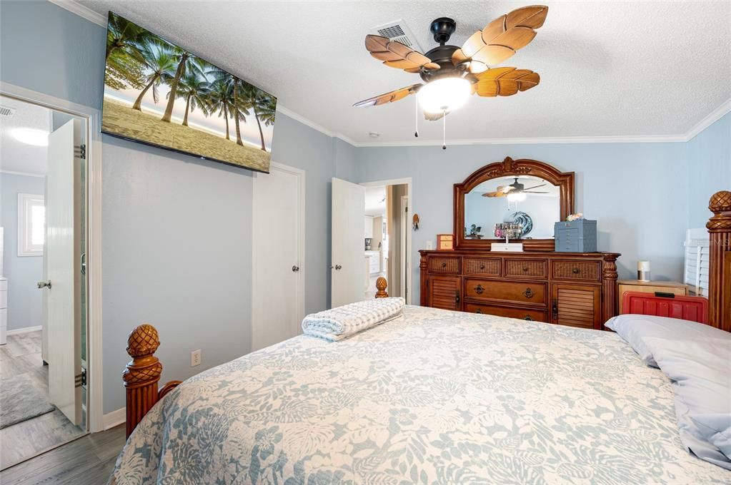 For Sale: $137,500 (2 beds, 2 baths, 1296 Square Feet)