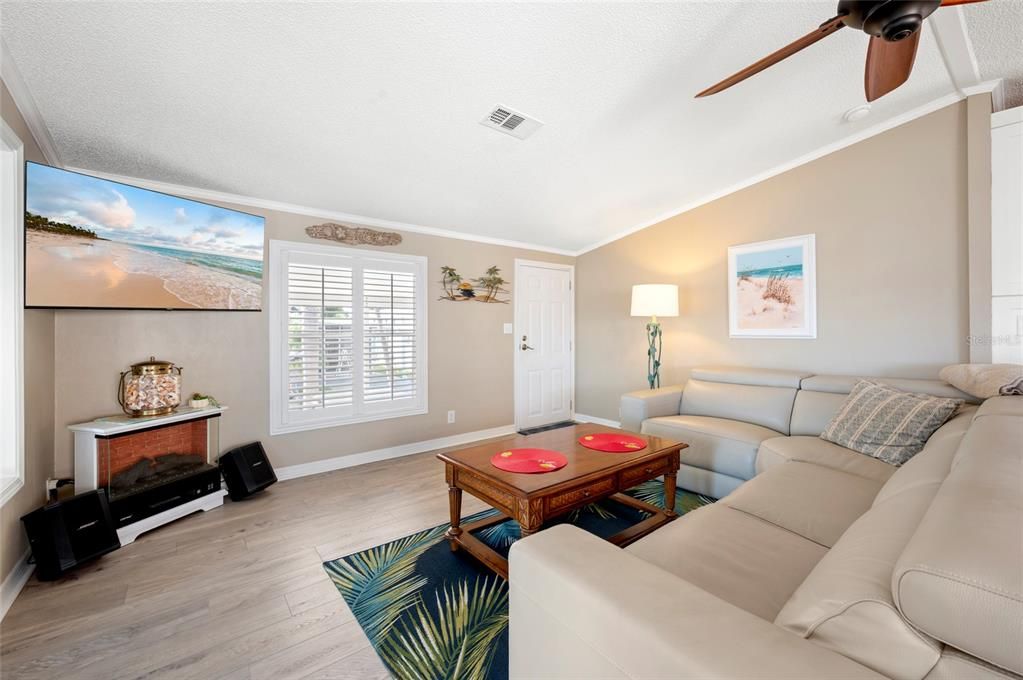 For Sale: $137,500 (2 beds, 2 baths, 1296 Square Feet)