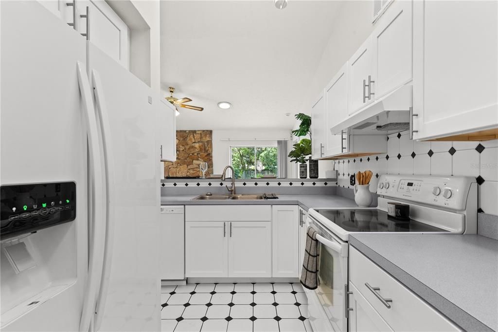 Activo con contrato: $365,000 (3 camas, 2 baños, 1228 Pies cuadrados)