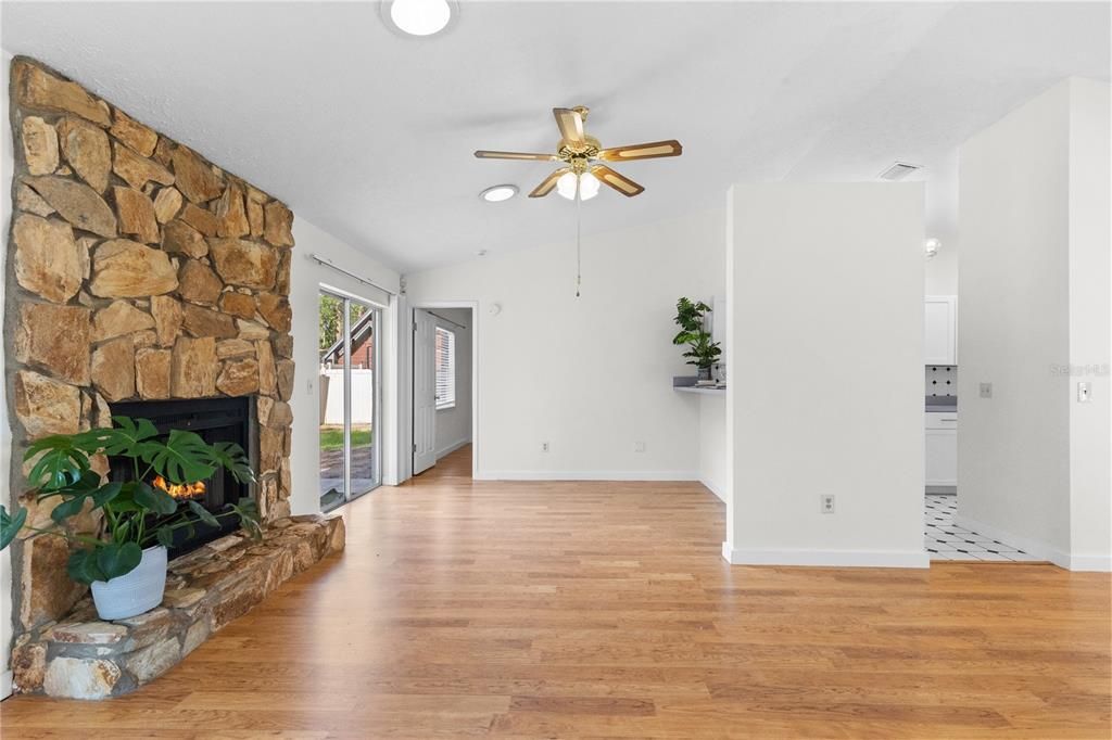Activo con contrato: $365,000 (3 camas, 2 baños, 1228 Pies cuadrados)