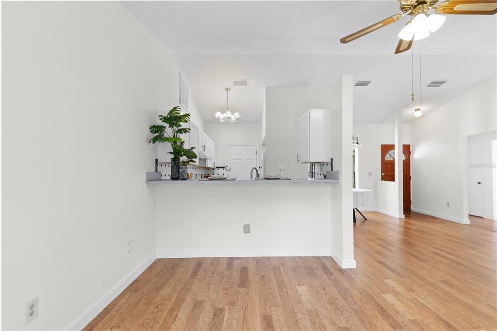Activo con contrato: $365,000 (3 camas, 2 baños, 1228 Pies cuadrados)