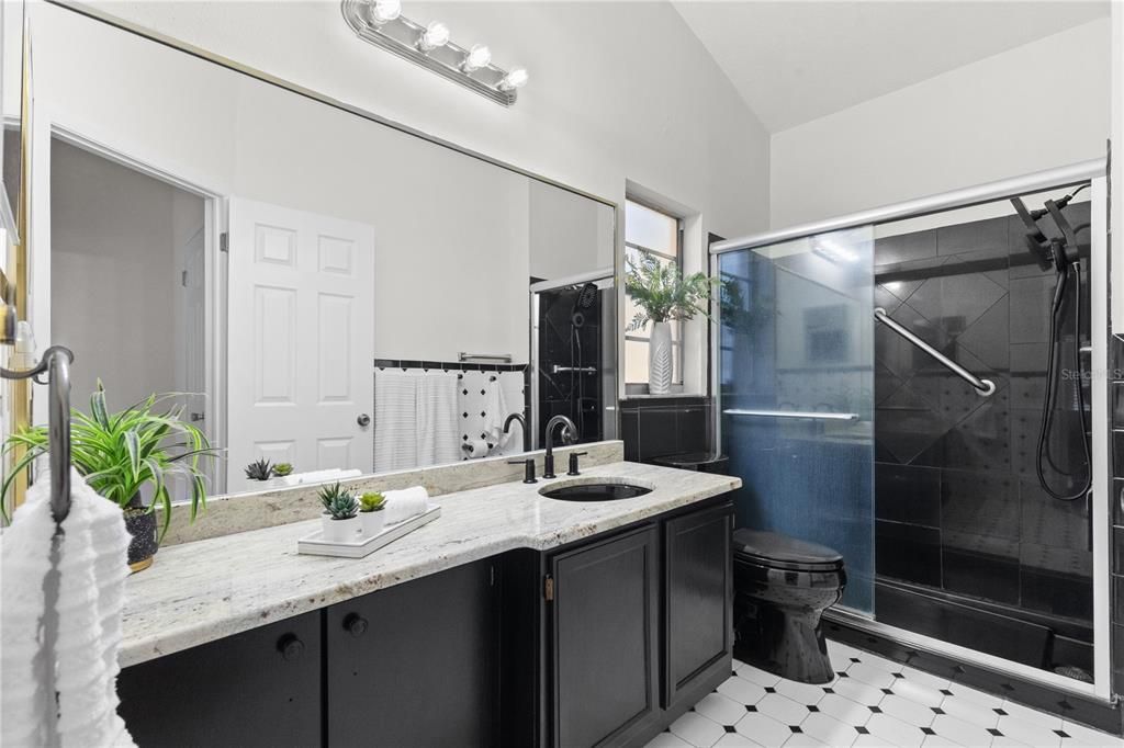 Activo con contrato: $365,000 (3 camas, 2 baños, 1228 Pies cuadrados)