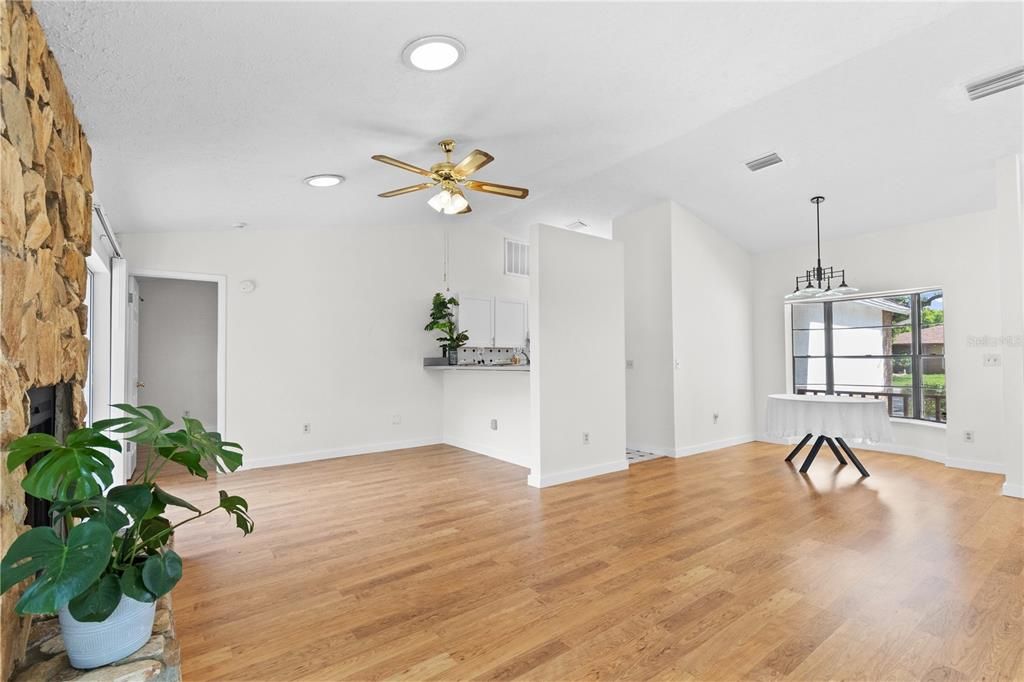 Activo con contrato: $365,000 (3 camas, 2 baños, 1228 Pies cuadrados)