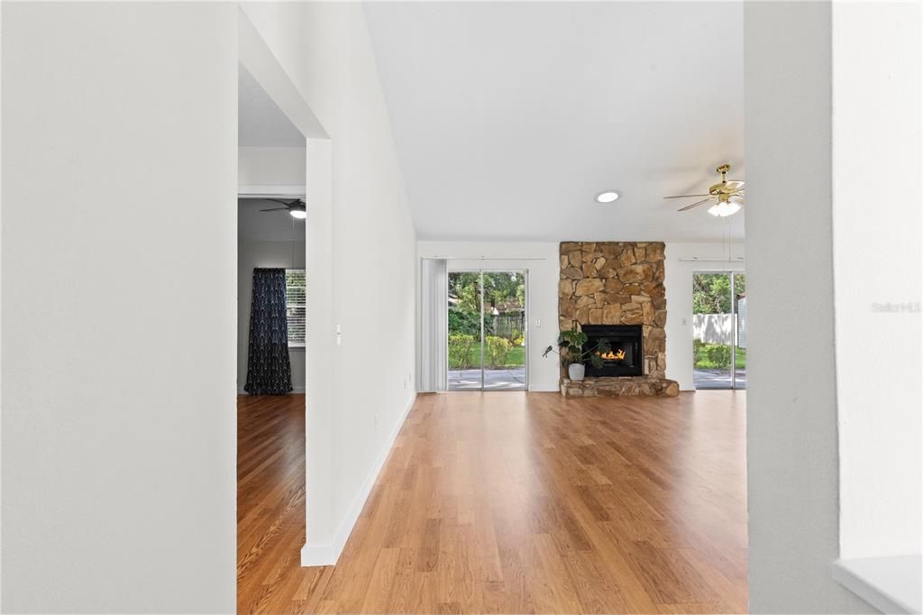 Activo con contrato: $365,000 (3 camas, 2 baños, 1228 Pies cuadrados)