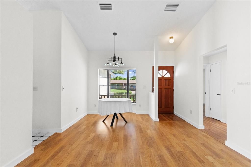 Activo con contrato: $365,000 (3 camas, 2 baños, 1228 Pies cuadrados)