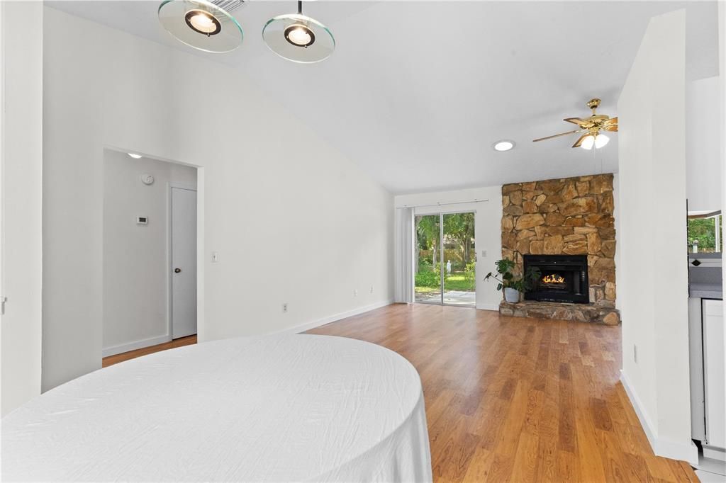 Activo con contrato: $365,000 (3 camas, 2 baños, 1228 Pies cuadrados)