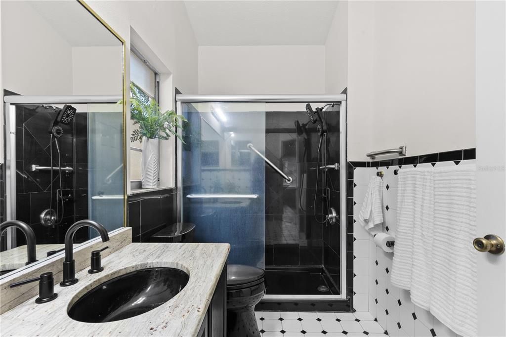 Activo con contrato: $365,000 (3 camas, 2 baños, 1228 Pies cuadrados)