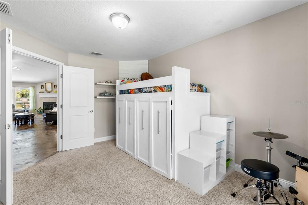 For Sale: $475,000 (5 beds, 3 baths, 2471 Square Feet)