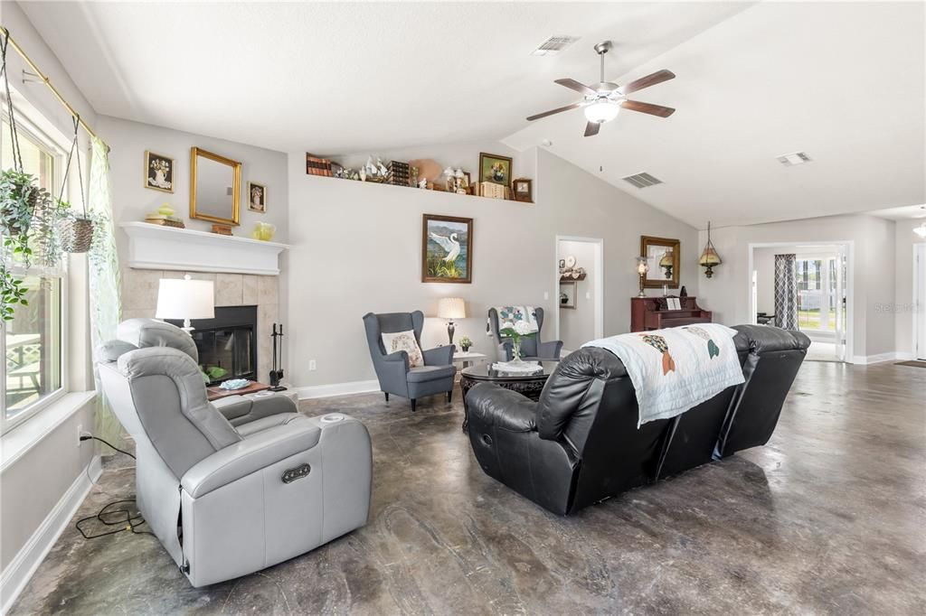 For Sale: $475,000 (5 beds, 3 baths, 2471 Square Feet)