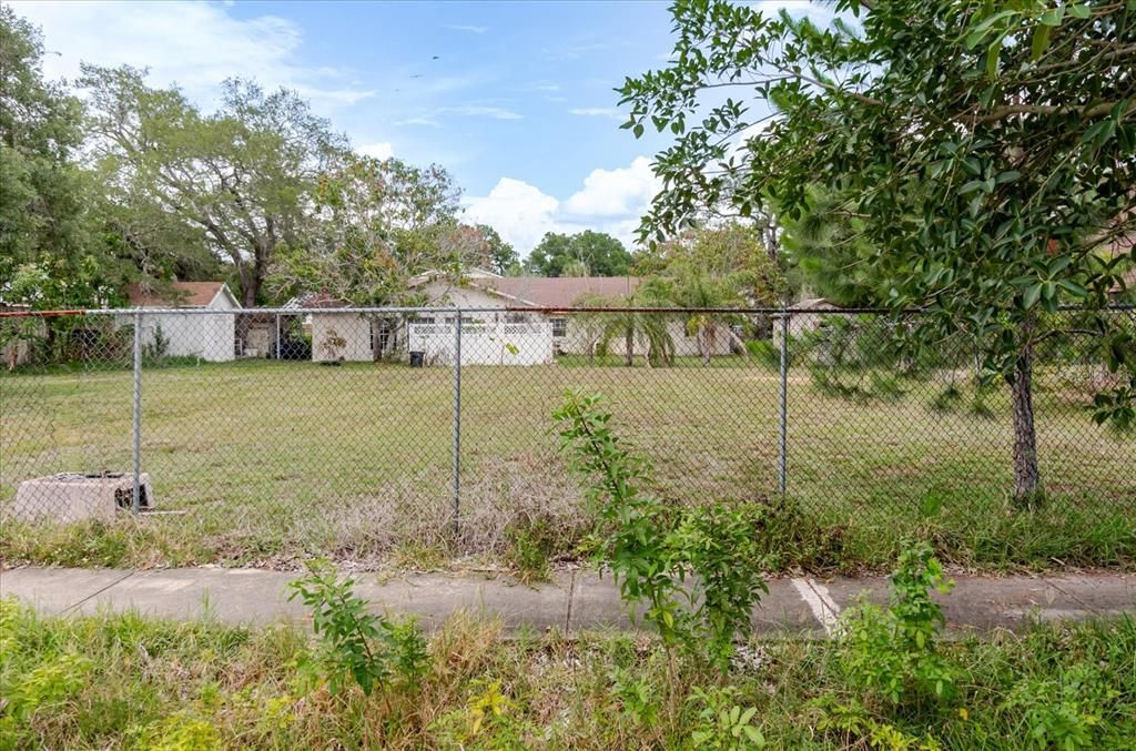 待售: $225,000 (0.11 acres)