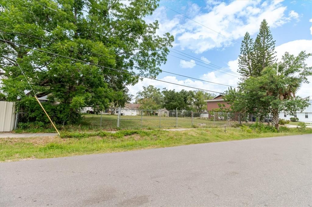 待售: $225,000 (0.11 acres)
