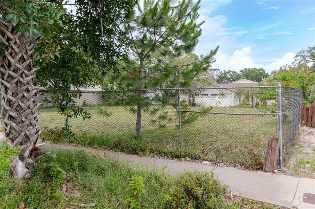 待售: $225,000 (0.11 acres)