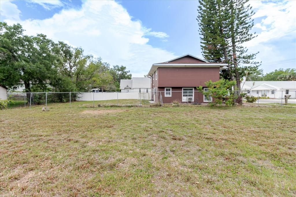待售: $225,000 (0.11 acres)