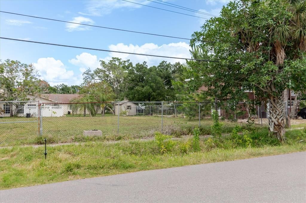待售: $225,000 (0.11 acres)