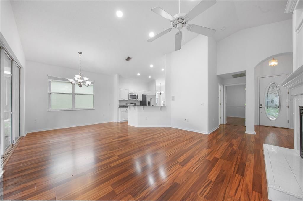 For Sale: $339,900 (2 beds, 2 baths, 1601 Square Feet)