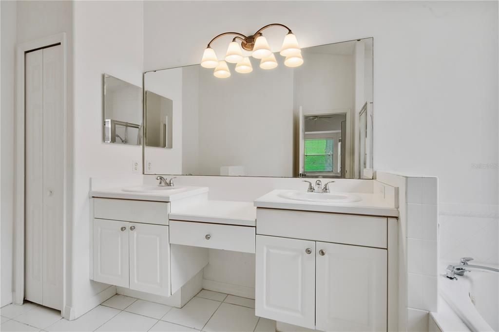 For Sale: $339,900 (2 beds, 2 baths, 1601 Square Feet)