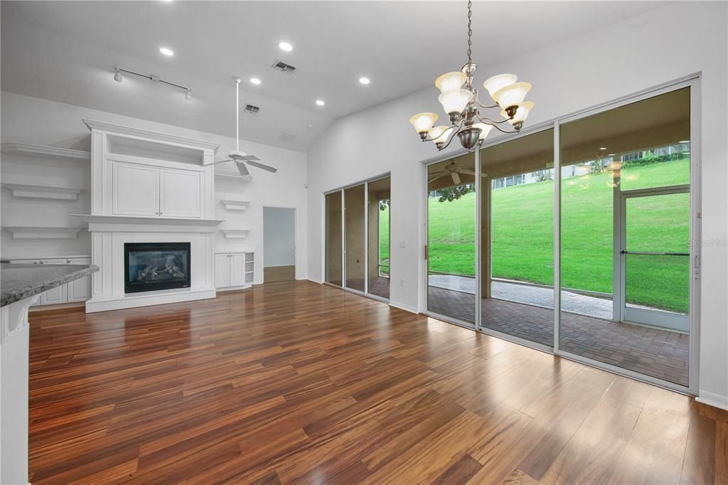 For Sale: $339,900 (2 beds, 2 baths, 1601 Square Feet)