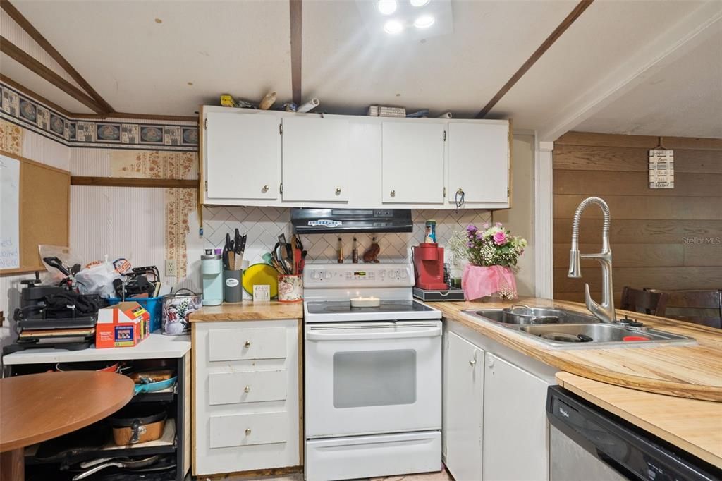 For Sale: $140,000 (2 beds, 2 baths, 924 Square Feet)