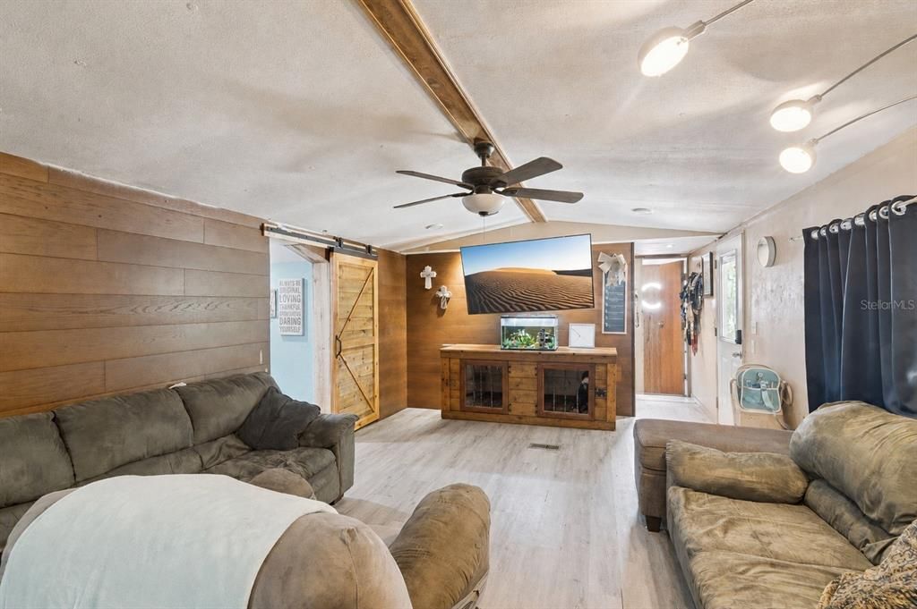 For Sale: $140,000 (2 beds, 2 baths, 924 Square Feet)