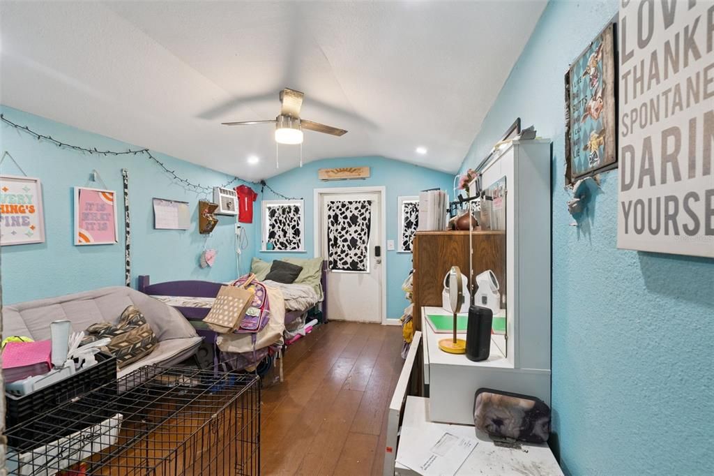 For Sale: $140,000 (2 beds, 2 baths, 924 Square Feet)