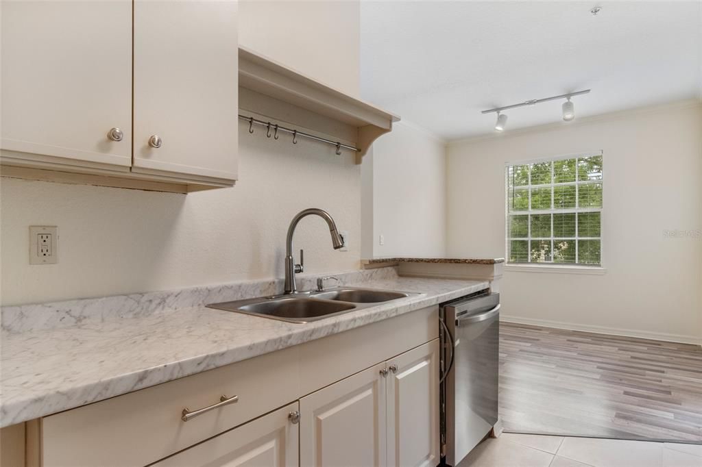 For Sale: $183,000 (1 beds, 1 baths, 854 Square Feet)