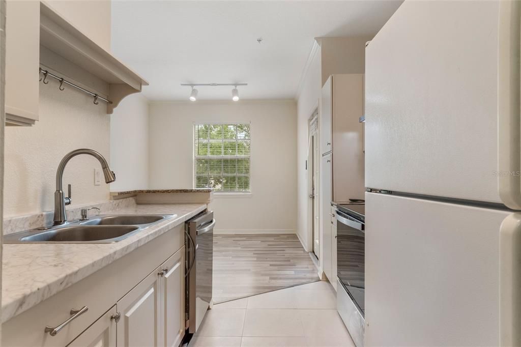 For Sale: $183,000 (1 beds, 1 baths, 854 Square Feet)