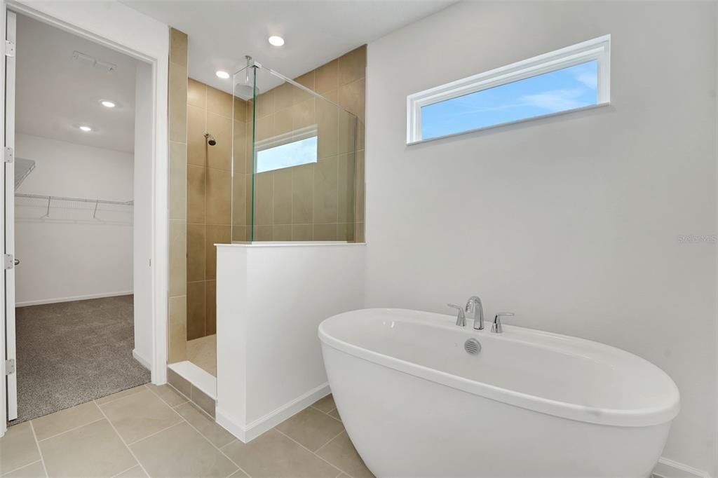 En Venta: $454,990 (4 camas, 3 baños, 2102 Pies cuadrados)