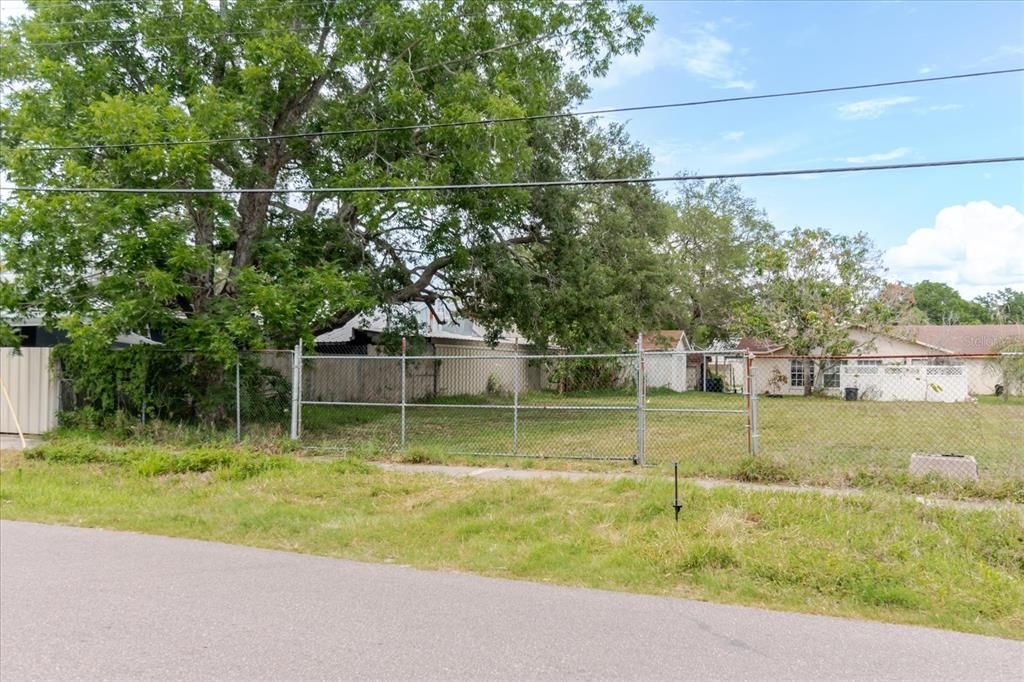 待售: $225,000 (0.11 acres)