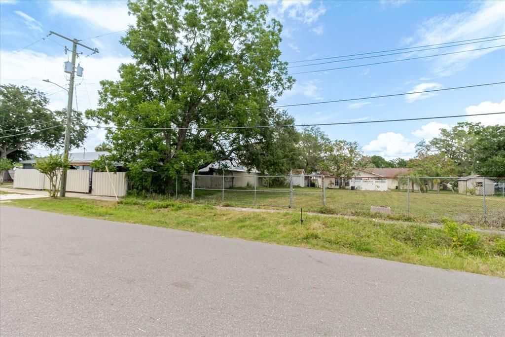待售: $225,000 (0.11 acres)