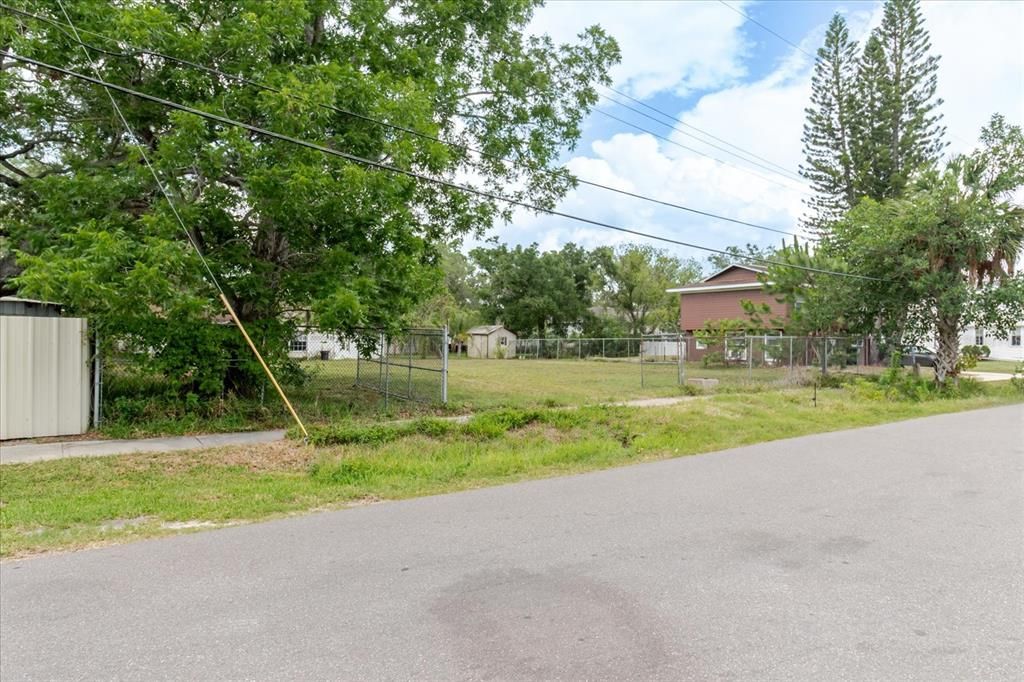 待售: $225,000 (0.11 acres)