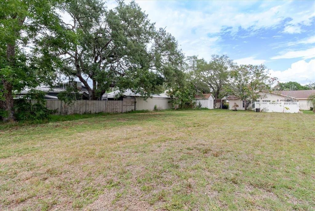 待售: $225,000 (0.11 acres)