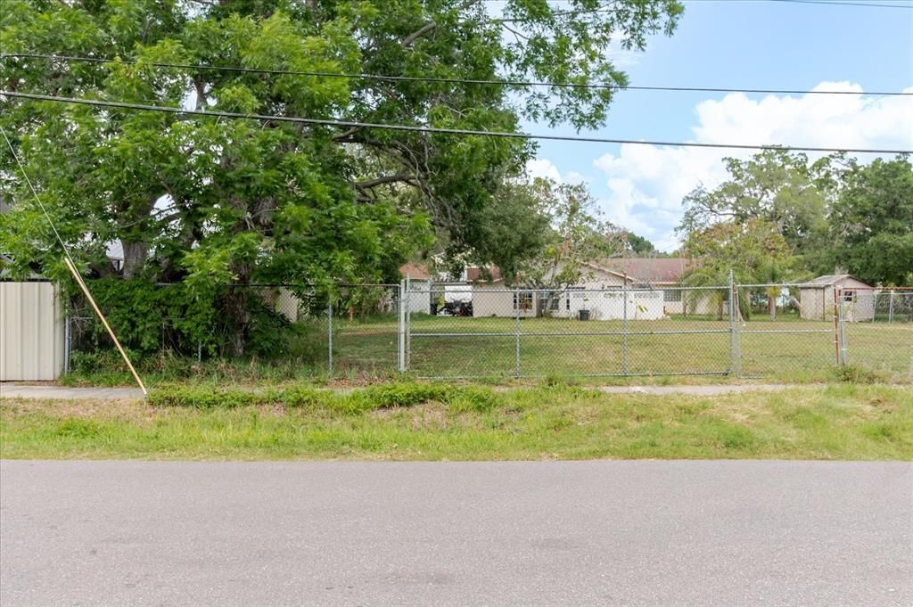 待售: $225,000 (0.11 acres)