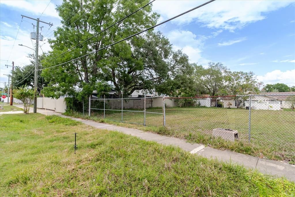待售: $225,000 (0.11 acres)